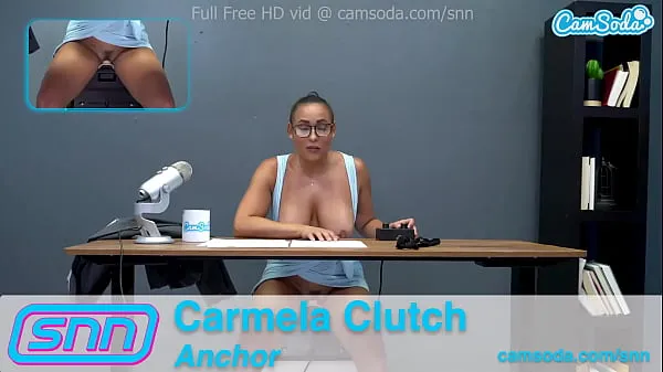 Vroči Camsoda News Network Reporter reads out news as she rides the sybian skupni kanal