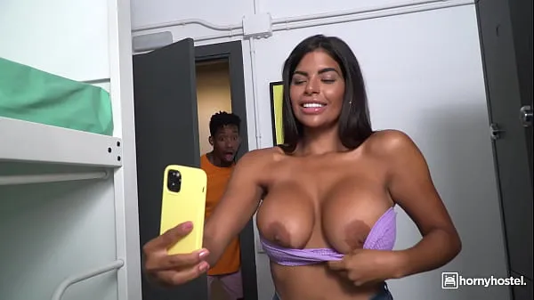 Quente HORNYHOSTEL - (Sheila Ortega, Jesus Reyes) - Peitos enormes Venezuela Babe Caught Nu por um grande galo negro Pré-visualização do vídeo tubo total