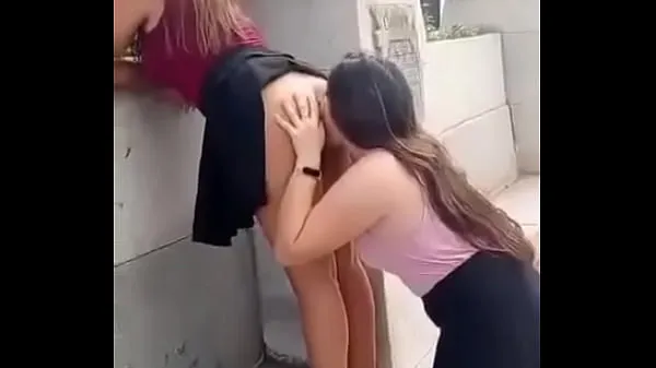 Caliente LESBIANAS MEXICANAS MAMANDO CULO EN PUBLICO tubo total