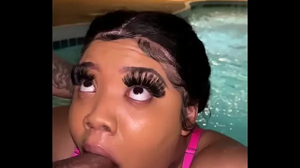 Quente Sucking dick in the pool till gives me a facial tubo total