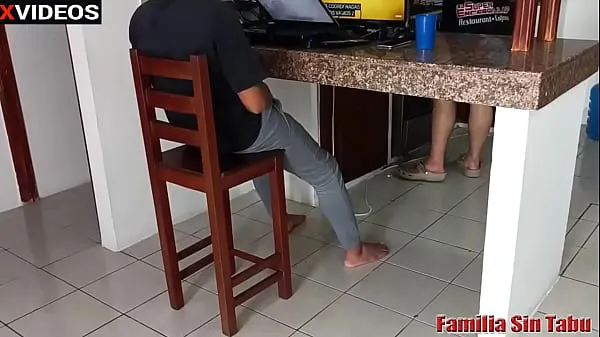 Forró How to fuck your colleggiala hot sexy perverted gets fucked by her stepbrother behind her parents who is distracted in the kitchen teljes cső