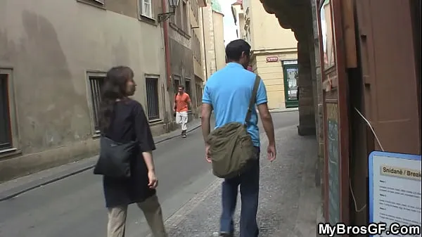 Chaud Guy découvre que sa petite amie et son ami baisent Tube total