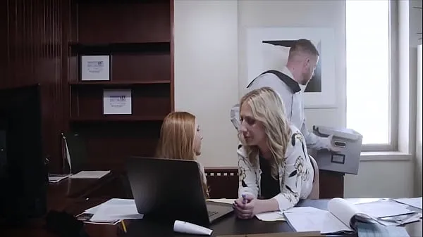 Heet Sexy Secretary Banged By Boss In Cabin While Reading Contract (Harper Red And Quinn Waters totale buis