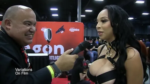 Vroči Porn Starlet Ashley Foxx Interview At Exxxotica NJ 2021 skupni kanal