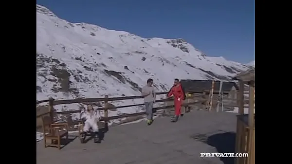 Gorąca Vanessa Virgin Rides Out an Anal Threeway in the Alps całkowita rura
