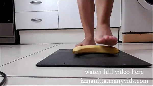 Heiße Banana's foot smashingGesamtröhre