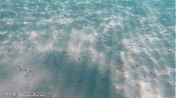 Heiße Geile Ehefrau mit großen natürlichen Titten masturbiert Ehemanns Schwanz mit ihren Füßen unter Wasser im Ozean an einem öffentlichen StrandGesamtröhre