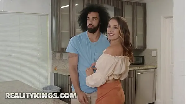 Quente JC Wilds está tão excitada com seu vizinho gostoso, James Angel, finalmente consegue o que quer, seu grande pau - Reality Kings tubo total