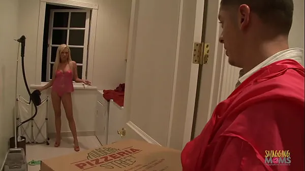 Hot Hot blonde girl didn't have enough money to pay for pizza so she decided to suck the delivery guy's hard cock before letting him drill her trimmed pussy hard totalt rör