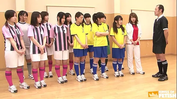 Hot Japanese female team listen and take a lesson from their coach συνολικός σωλήνας
