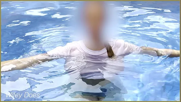 Forró Amazing wife in Wet T-shirt in the hotel Pool | Risky public exhibitionist teljes cső