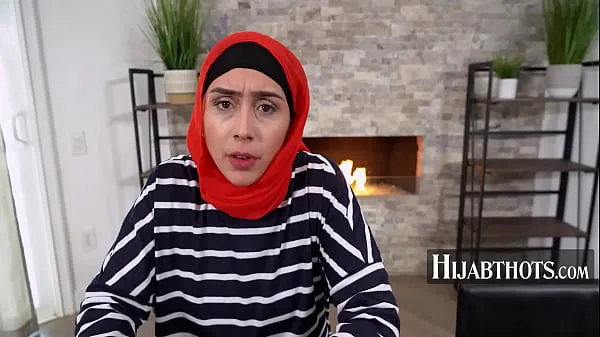 Hot Stepmom In Hijab Learns What American MILFS Do- Lilly Hall totalt rör