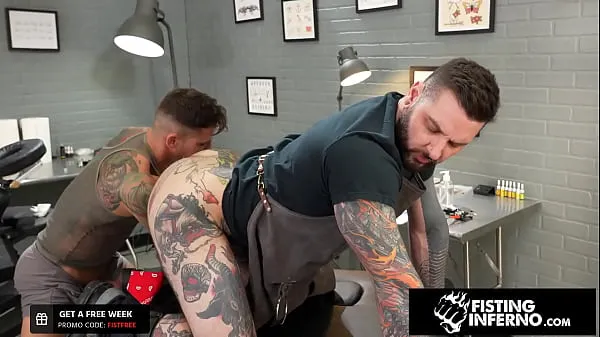 Caliente Muscle hunk tattooer prolapso tubo total