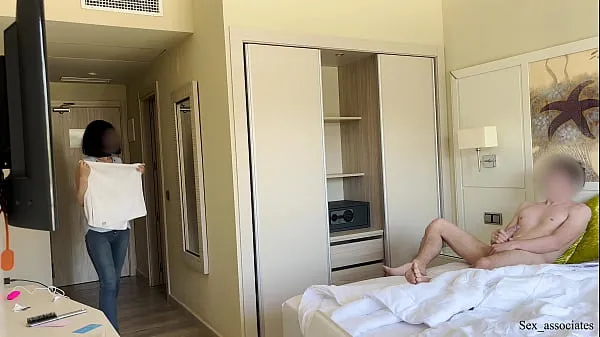 인기 총 Public Dick Flash. Hotel maid was shocked when she saw me masturbating during room cleaning service but decided to help me cum개 튜브