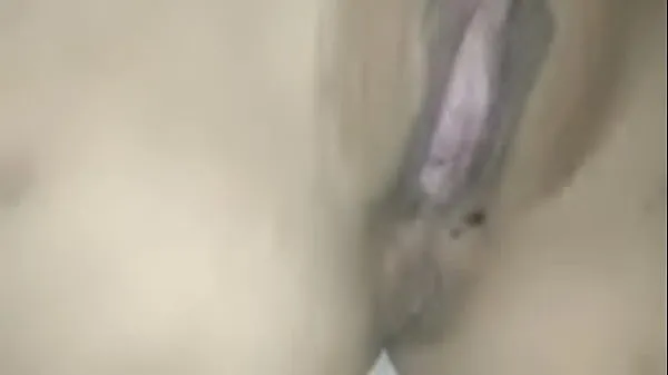 Spreading the pussy of an Asian student girl, giving her a cock to suck until she cums all over her mouth, then thrusting the cock into her clit, fucking her pussy with loud moans, making her extremely aroused. She masturbated twice and cummed a lot Jumlah Tiub Panas