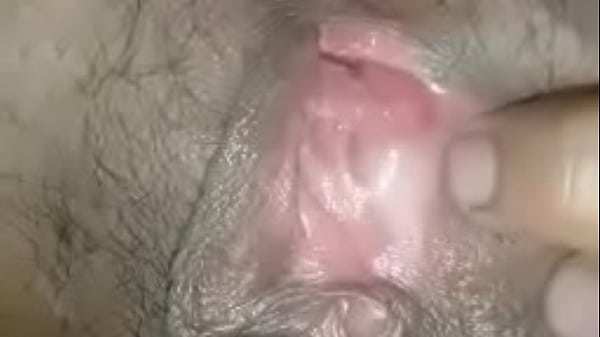 Hot Spreading the big girl's pussy, stuffing the cock in her pussy, it's very exciting, fucking her clit until the cum fills her pussy hole, her moaning makes her extremely aroused συνολικός σωλήνας