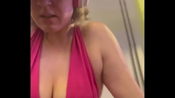 Hot Wow, my training at the gym left me very sweaty and even my pussy leaked, I was embarrassed because I was so horny totalt rør