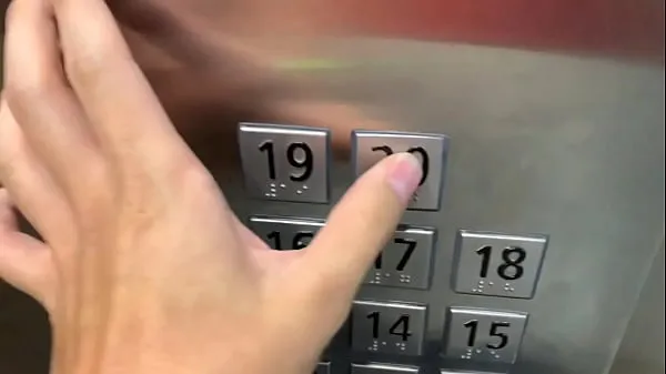 Chaud Sexe en public, dans l'ascenseur avec un inconnu et ils nous surprennent Tube total