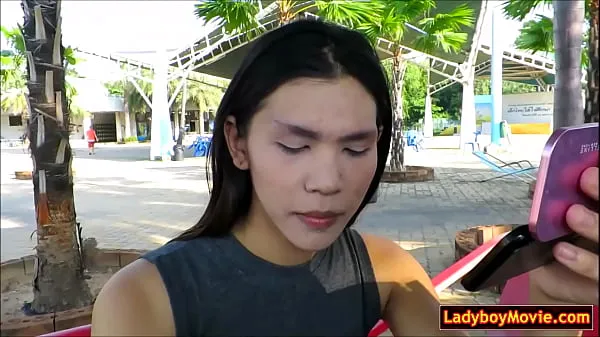 Caliente Ladyboy se masturba en un baño público tubo total