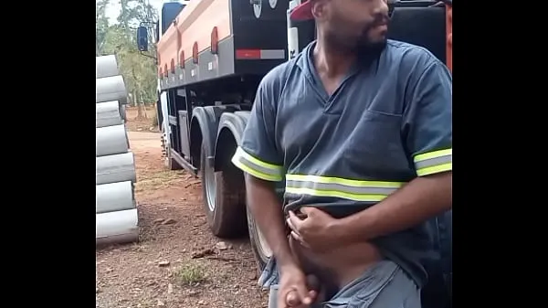 Quente Worker Masturbating on Construction Site Hidden Behind the Company Truck tubo total