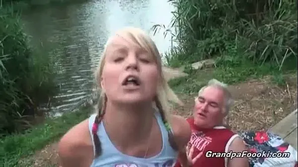 Hotová trubka celkem Gorgeous blonde rides dick on the river shore