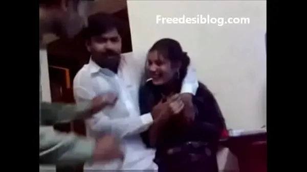 Vroči Pakistani Desi girl and boy enjoy in hostel room skupni kanal